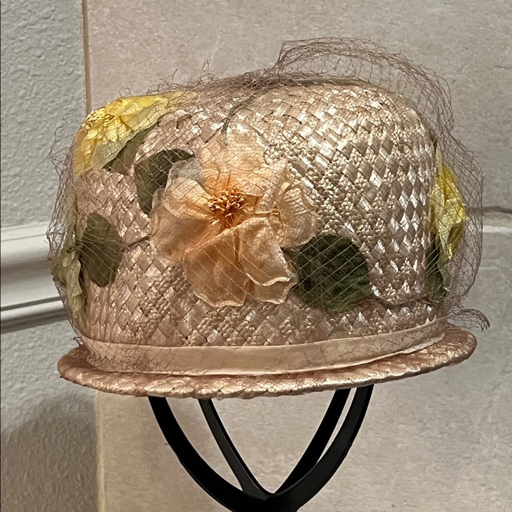 Ladies vintage ‘ A Ms. Becky’s’ 1960s straw floral bubble beehive hat